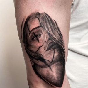 mujer realista